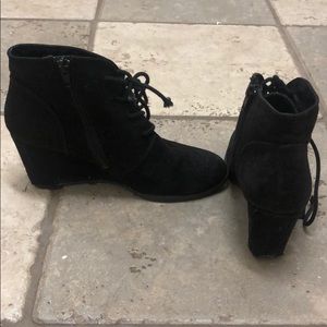 black wedges